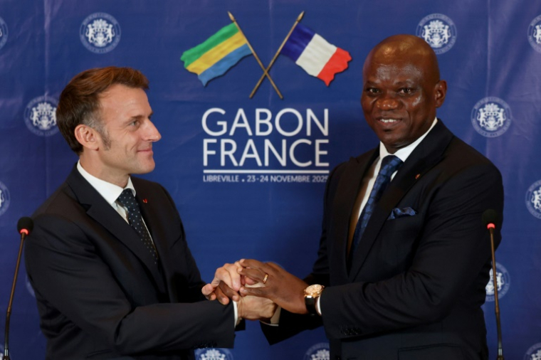 Le président gabonais Brice Oligui Nguema et son homologue français Emmanuel Macron à la fin d'une conférence de presse à Libreville le 23 novembre 2025 ( AFP / Ludovic MARIN )
