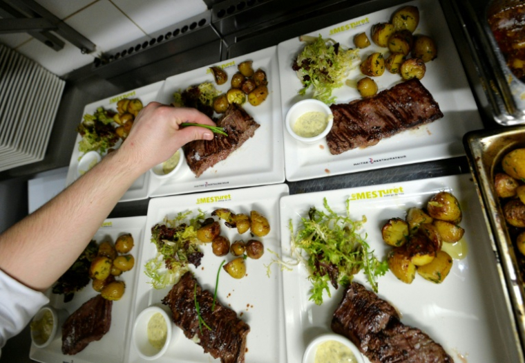 "Les Français sont attachés au restaurant même si plus sélectifs" ( AFP / MIGUEL MEDINA )