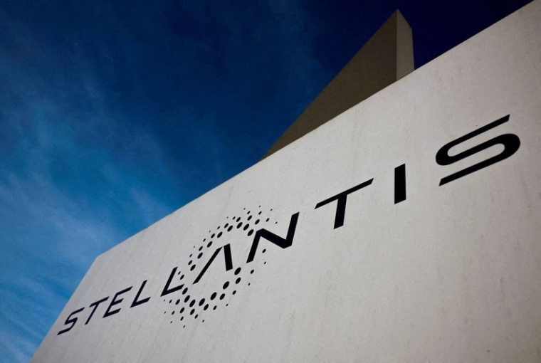 Le logo de Stellantis est visible sur le bâtiment de la société à Velizy-Villacoublay, près de Paris