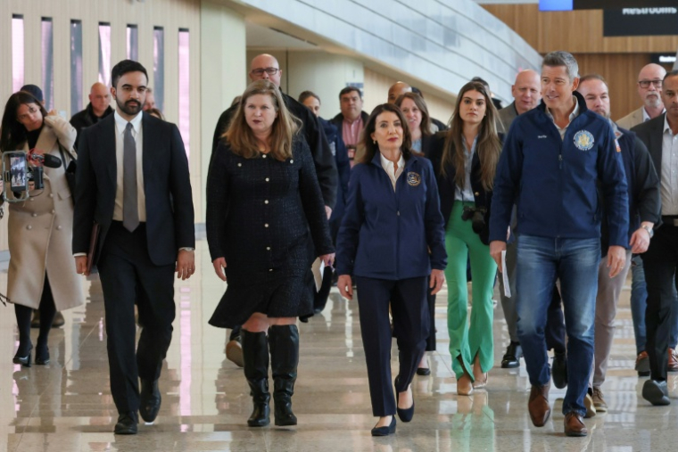(De g à d) Le maire de New York, Zohran Mamdani, Kathryn Garcia, directrice exécutive de l'Autorité portuaire de New York et du New Jersey, la gouverneure de l'État de New York, Kathy Hochul, et le ministre américain aux Transports, Sean Duffy à l'aéroport LaGuardia de New York, le 23 mars 2026 ( AFP / TIMOTHY A. CLARY )