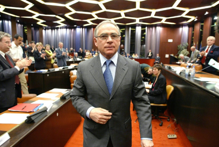 François Patriat, le nouveau président socialiste de la région Bourgogne, est applaudi dans l'hémicycle du Conseil régional, le 2 avril 2004 à Dijon ( AFP / FRED DUFOUR )