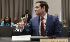 Le secrétaire d'Etat américain, Marco Rubio, lève le pouce alors qu'il participe au sommet des chefs de gouvernement de la Communauté caribéenne (Caricom) à Basseterre, dans l'archipel de Saint-Christophe-et-Niévès, le 25 février 2026 ( POOL / Jonathan Ernst )
