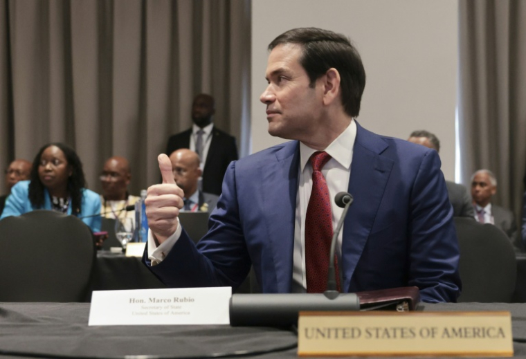 Le secrétaire d'Etat américain, Marco Rubio, lève le pouce alors qu'il participe au sommet des chefs de gouvernement de la Communauté caribéenne (Caricom) à Basseterre, dans l'archipel de Saint-Christophe-et-Niévès, le 25 février 2026 ( POOL / Jonathan Ernst )