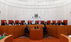 Photo d'archives: La juge en chef Esther Hayut et ses collègues juges de la Cour suprême israélienne à la Haute cour de Jérusalem