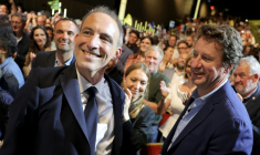 Le leader du parti Place publique et député européen Raphaël Glucksmann (g) et le sénateur écologiste Yannick Jadot (d) lors d'un rassemblement à Aubervilliers, le 13 juin 2026 en Seine-Saint-Denis ( AFP / Kenzo TRIBOUILLARD )
