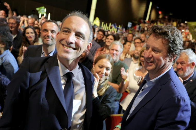 Le leader du parti Place publique et député européen Raphaël Glucksmann (g) et le sénateur écologiste Yannick Jadot (d) lors d'un rassemblement à Aubervilliers, le 13 juin 2026 en Seine-Saint-Denis ( AFP / Kenzo TRIBOUILLARD )