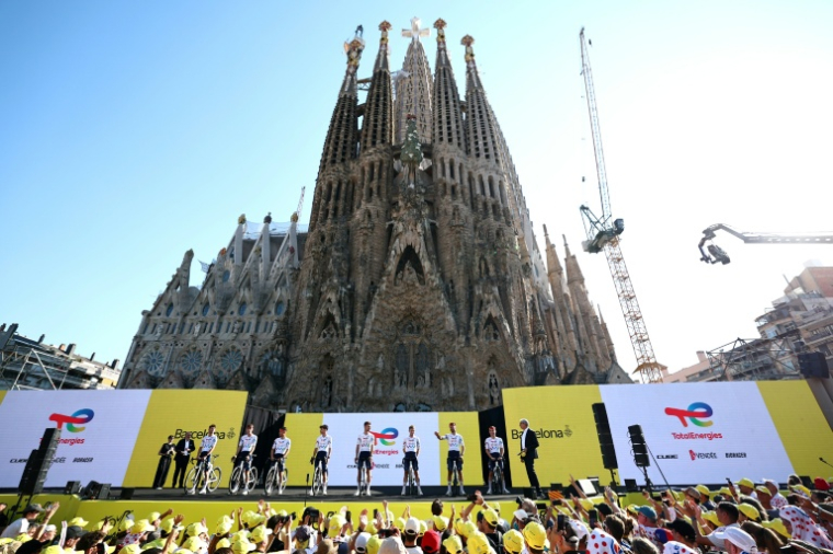 Les coureurs de TotalEnergies participent à une cérémonie de présentation avant le Tour de France devant la Sagrada Familia, le 2 juillet 2026 à Barcelone ( AFP / Anne-Christine POUJOULAT )