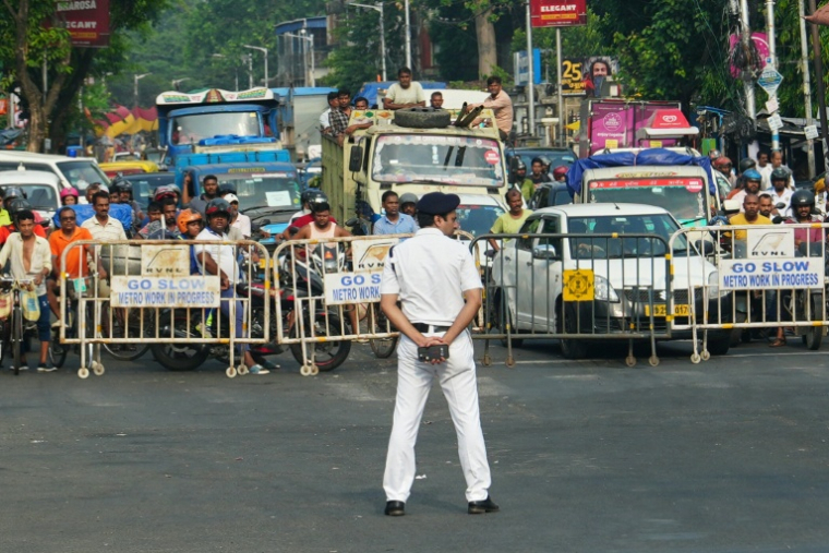 Un policier monte la garde devant une barrière pour réguler la circulation alors que le cortège du secrétaire d'Etat américain Marco Rubio passe à Calcutta, le 23 mai 2026 ( POOL / Julia Demaree Nikhinson )