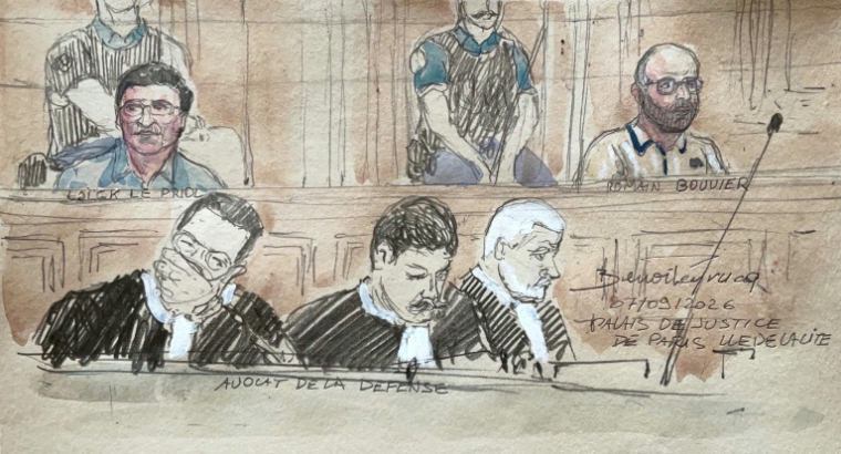 Croquis d'audience, réalisé le 7 septembre 2026, montrant les prévenus Loik Le Priol (à gauche) et Romain Bouvier assis derrière leurs avocats, lors de l'ouverture de leur procès à Paris pour le meurtre, en 2022, du rugbyman argentin Federico Martin Aramburu ( AFP / Benoit PEYRUCQ )