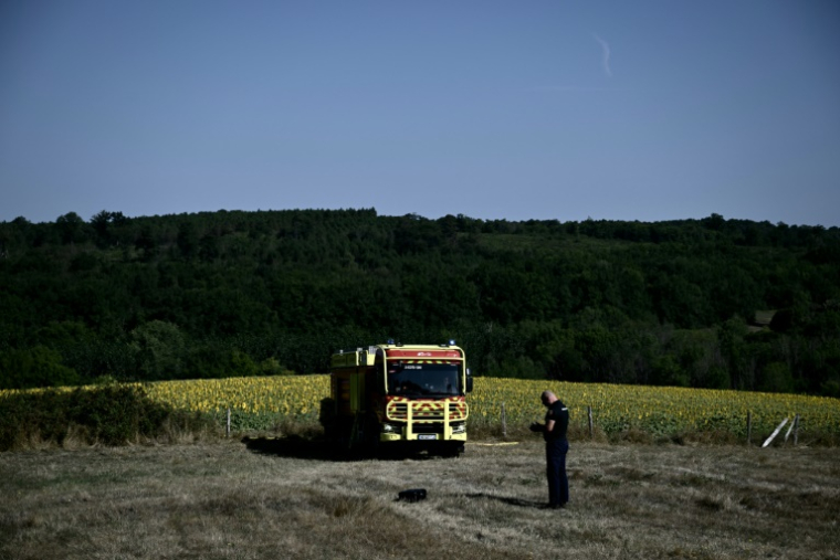 Un pompier pilote un drone sur les lieux de l'incendie d'un gite accueillant des personnes handicapées à Montmoreau, le 28 juillet 2025 ( AFP / Philippe LOPEZ )