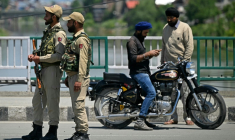 Des policiers indiens en faction à Srinagar, en Inde, près de la frontière avec le Pakistan, où le calme est revenu, le 12 mai 2025 ( AFP / Sajjad HUSSAIN )