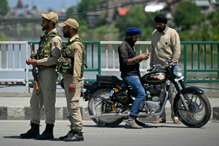 Des policiers indiens en faction à Srinagar, en Inde, près de la frontière avec le Pakistan, où le calme est revenu, le 12 mai 2025 ( AFP / Sajjad HUSSAIN )