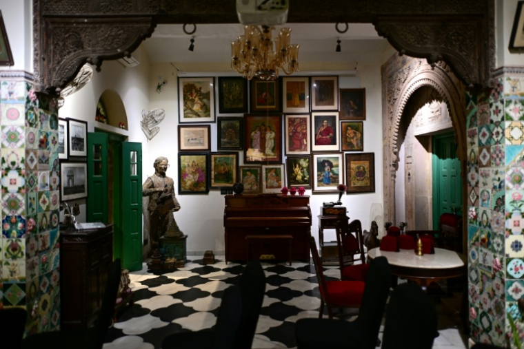 Des objets de collection artistiques à Kathika, un haveli du XIXe siècle transformé en musée et centre culturel dans le vieux quartier de Delhi, le 17 mars 2026 en Inde ( AFP / Manan VATSYAYANA )