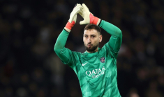 Gianluigi Donnarumma fête la victoire du PSG contre la Real Sociedad au Parc des Princes le 14 février 2024 à Paris ( AFP / FRANCK FIFE )