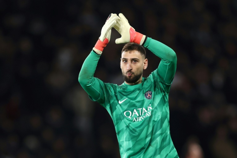 Gianluigi Donnarumma fête la victoire du PSG contre la Real Sociedad au Parc des Princes le 14 février 2024 à Paris ( AFP / FRANCK FIFE )