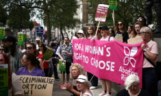 Manifestation pour la dépénalisation de l'avortement, le 17 juin 2023 à Londres ( AFP / HENRY NICHOLLS )
