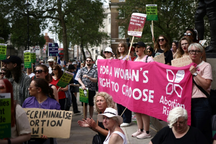 Manifestation pour la dépénalisation de l'avortement, le 17 juin 2023 à Londres ( AFP / HENRY NICHOLLS )