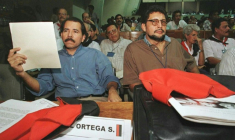 Le commandant sandiniste Bayardo Arce (à droite) et l'actuel président du Nicaragua, Daniel Ortega, lors de l'inauguration d'un congrès politique à Managua, le 22 mai 1998 ( AFP / RODRIGO ARANGUA )