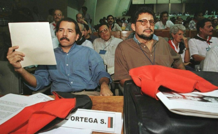 Le commandant sandiniste Bayardo Arce (à droite) et l'actuel président du Nicaragua, Daniel Ortega, lors de l'inauguration d'un congrès politique à Managua, le 22 mai 1998 ( AFP / RODRIGO ARANGUA )