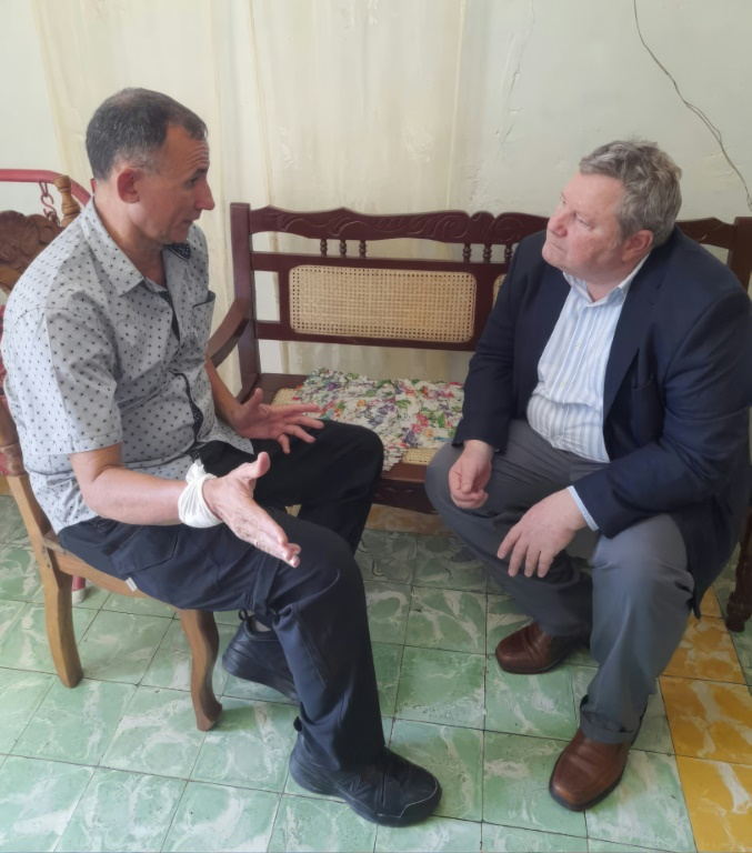 Photo diffusée sur le compte X de l'ambassade des Etats-Unis à La Havane, le 1er février 2025, montrant le chargé d'affaires américain Mike Hammer échangeant avec le dissident José Daniel Ferrer à Santiago de Cuba ( Official X account of the US Embassy in Havana / Handout )