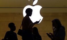 Apple, porté par les ventes d'iPhones, bat les attentes au deuxième trimestre