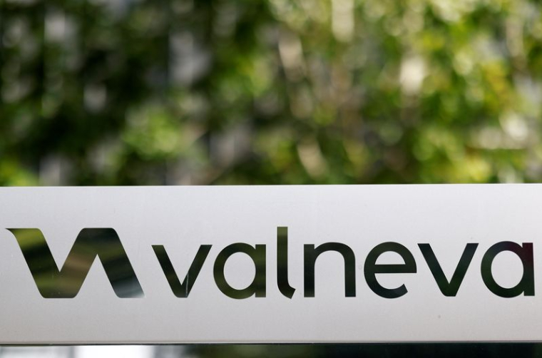 Le logo de Valneva au siège de l'entreprise à Saint-Herblain, près de Nantes, en France