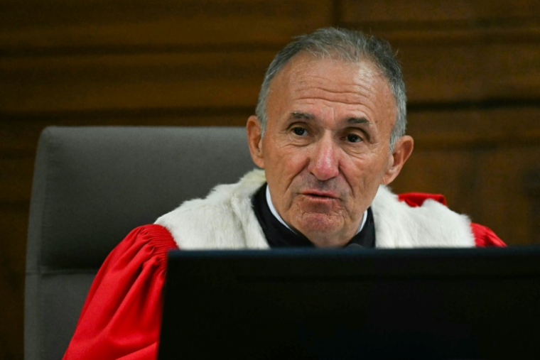 Le président de la cour Christian Pasta lors du procès en appel des viols de Mazan au palais de justice de Nîmes, le 8 octobre 2025 dans le Gard ( AFP / Gabriel BOUYS )