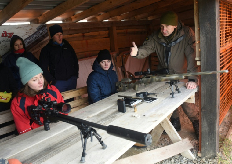Des habitants participent à un entraînement au tir à Lviv, le 22 février 2022 en Ukraine ( AFP / Yuriy DYACHYSHYN )