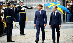 Le président français Emmanuel Macron (g) et le Premier ministre suédois Ulf Kristersson une cérémonie d'accueil à Stockholm, le 31 août 2026 en Suède ( TT NEWS AGENCY / Anders WIKLUND )