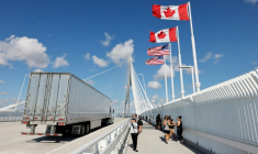 Un camion franchit le pont international Gordie Howe entre Windsor (Canada) et Detroit (Etats-Unis), le 6 septembre 2026 ( AFP / JEFF KOWALSKY )