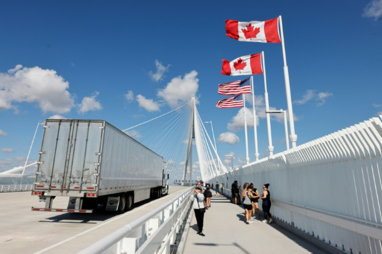 Un camion franchit le pont international Gordie Howe entre Windsor (Canada) et Detroit (Etats-Unis), le 6 septembre 2026 ( AFP / JEFF KOWALSKY )