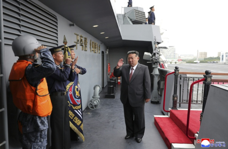Une photo fournie par l'agence officielle KCNA montrant le dirigeant nord-coréen Kim Jong Un inspectant le tout nouveau navire de guerre du régime, le Choe Hyon, le 5 octobre 2025 ( KCNA VIA KNS / STR )