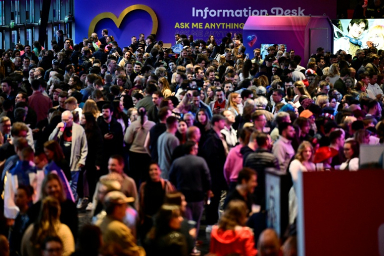 Des fans et des spectateurs lors de la demi-finale de l'Eurovision le 12 mai 2026 à Vienne, en Autriche.  ( AFP / Tobias SCHWARZ )