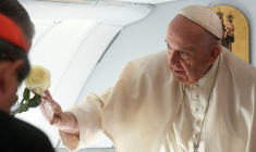 Le pape François à bord d'un avion avant son départ de Noursoultan