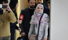 L'Iranienne Mahdieh Esfandiari (d) accompagnée par ses avocats Antoine Pastor (g) et Nabil Boudi (c, à l'arrière-plan) arrive à son procès pour incitation au terrorisme sur les réseaux sociaux au tribunal de Paris, le 13 janvier 2026 ( AFP / STEPHANE DE SAKUTIN )