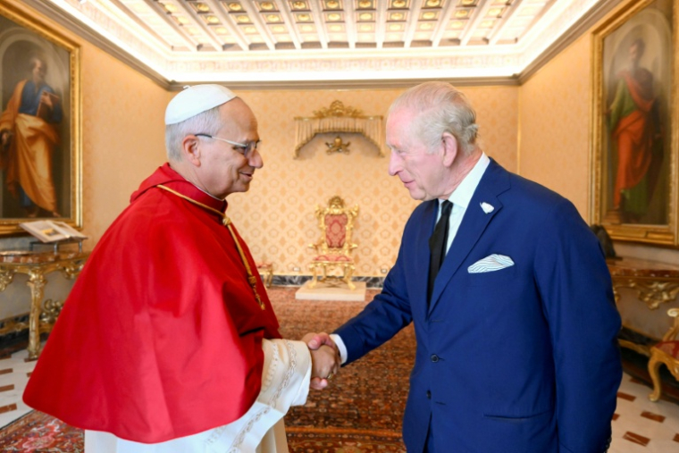 Photo diffusée le 23 octobre 2025 par les médias du Vatican montrant le pape Léon XIV lors d'une rencontre avec le roi Charles III au Vatican ( VATICAN MEDIA / Handout )