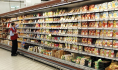 Un employé vérifie les rayons d'un supermarché à Charenton, près de Paris