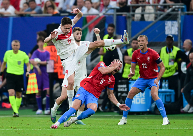 dpatop - 26 June 2024, Hamburg: Soccer, UEFA Euro 2024, European Championship, Czech Republic - Turkey, preliminary round, Group F, match day 3, Volksparkstadion Hamburg, Kenan Yildiz (l) of Turkey and Vladimir Coufal of the Czech Republic fight for the ball. Photo: Sina Schuldt/dpa - Photo by Icon Sport