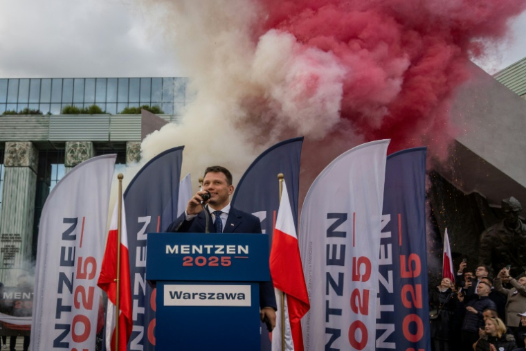 Le candidat d'extrême droite à la présidence polonaise, Slawomir Mentzen, en campagne à Varsovie, le 10 mai 2025, en Pologne ( AFP / Wojtek RADWANSKI )