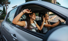 Les jeunes fraîchement diplômés du permis de conduire peuvent avoir recours à des astuces pour réduire les coûts de leur assurance automobile. ( crédit photo : Shutterstock )