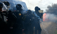 Des gendarmes mobiles lors de la manifestation de Sainte-Soline, dans les Deux-Sèvres, contre les mégabassines, le 25 mars 2023 ( AFP / pascal lachenaud )