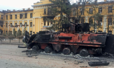LA RUSSIE INTENSIFIE SES BOMBARDEMENTS, UNE COLONNE DE BLINDÉS VERS KIEV