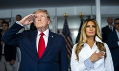 Le président américain Donald Trump et la première dame Melania Trump se tiennent debout pendant l'hymne national au début de la course d'Indycar organisée à Washington pour célébrer le 250e anniversaire des Etats-Unis, le 23 août 2026 ( GETTY IMAGES NORTH AMERICA / POOL )