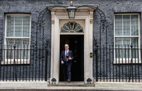 Le Premier ministre britannique Keir Starmer quitte le 10 Downing Street à Londres