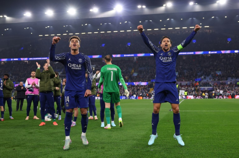 Desiré Doué et Marquinhos fêtent la qualification du Paris SG à Birmingham, sur le terrain d'Aston Villa, le 15 avril 2025. ( AFP / FRANCK FIFE )