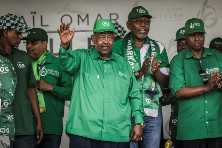 Le président de Djibouti Ismaïl Omar Guelleh (C) salue ses supporteurs lors de son dernier meeting de campagne à Djibouti, le 8 avril 2026 ( AFP / Luis TATO )