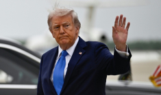 Le président américain Donald Trump salue des personnes à son arrivée à la base d'Andrews aux Etats-Unis, le 25 avril 2026 ( AFP / Kent NISHIMURA )