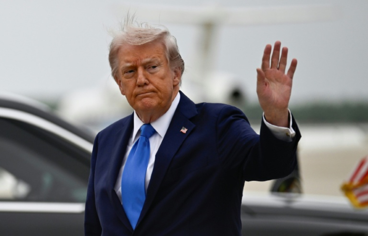 Le président américain Donald Trump salue des personnes à son arrivée à la base d'Andrews aux Etats-Unis, le 25 avril 2026 ( AFP / Kent NISHIMURA )