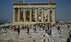 Des touristes le visitent le Parthenon, à Athènes, le 14 juin 2023 ( AFP / Louisa GOULIAMAKI )