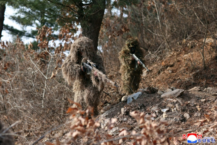 Photo diffusée par l'agence nord-coréenne KCNA, le 5 avril 2025, de soldats nord-coréens à l'entraînement dans un lieu indéterminé, le 4 avril 2025 ( KCNA VIA KNS / STR )